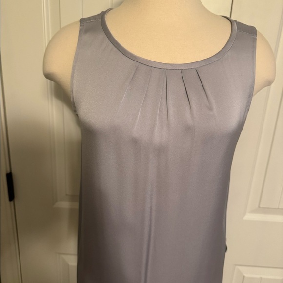 Elegant Lilac Sleeveless Top - Picture 3 of 7